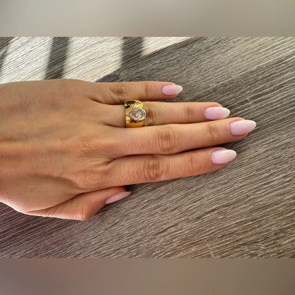 Gold and Teardrop Ring A1509